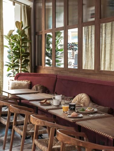 Toit ja joogid, Hotel Suzie Blue  near Musee Picasso-Paris