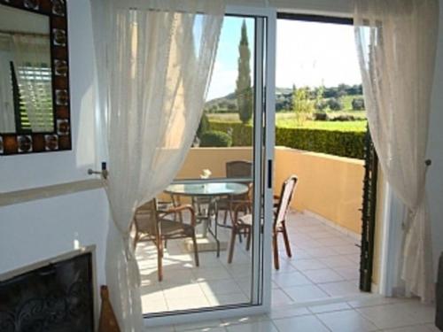 2 Bed House - Sleeps 4 - Pool - Garden - Parking, Polis Chrysochous