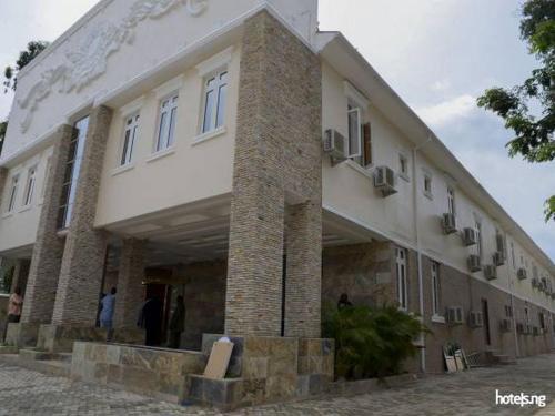 Grand Cubana Hotels-alcove Room - Abuja