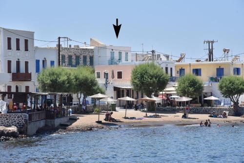  Traditional house by the sea in Mandrakion
