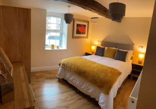 Crown and Cushion Appleby - image 3