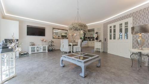 . Ferienhaus Cottbus, Garage, große Sonnenterrasse, Kamin, 4 Zimmer, Ankleidezimmer