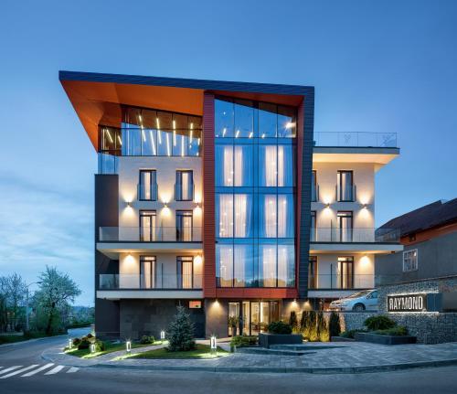 . Hotel Raymond