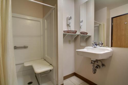 Key West Inn - Hamilton - image 7