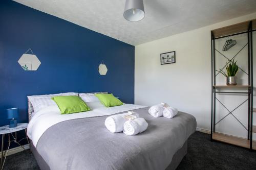 Spacious Contractor House with FREE Parking, Garden and Lovely Orangery by ComfyWorkers