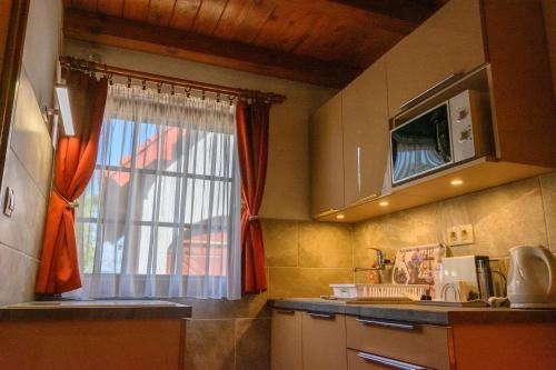 廚房, Huszár vendégház (Huszar vendeghaz) in 塞克什白堡市中心