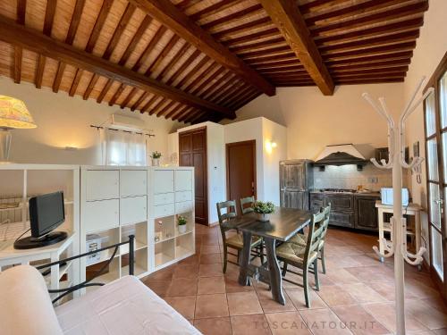 Small cottage with aircon, private terrace and garden - 2000m from the beach by ToscanaTour