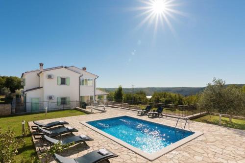  Holidayhome with 2 separate flats and private Pool (4774), Pension in Trget