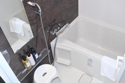 Standard Twin Room image 8