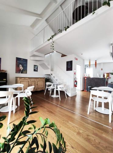 Einrichtungen, Tric Trac Hostel near Complesso Monumentale di Santa Chiara