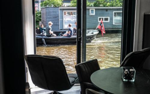 Amsterdam-Houseboat-Amstel, Amsterdam (photo 10)