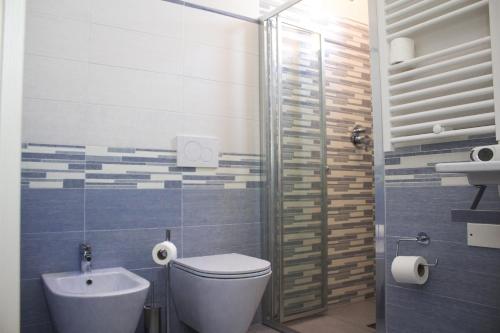 Double or Twin Room image 10