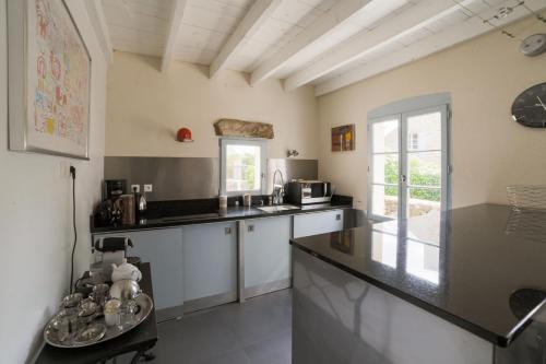 Petite maison de pecheur moderne avec terrasse