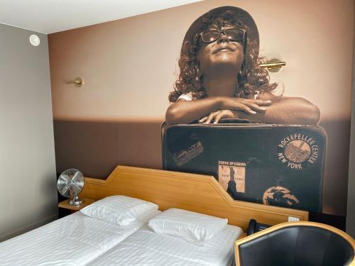 Standard Twin Room image 8