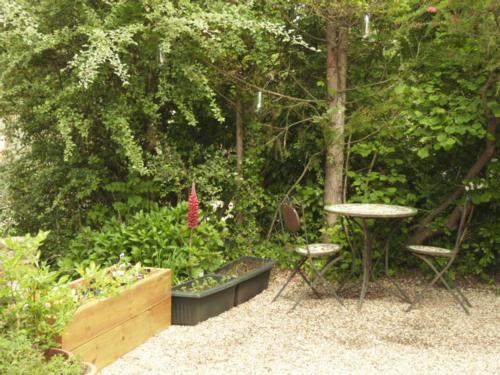 Twin Oaks Guest House