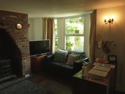 Twin Oaks Guest House