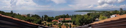 Apartments by the sea Njivice, Krk - 5295