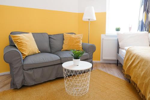 FULL HOUSE Studios - Yellow Apartment - Nescafé