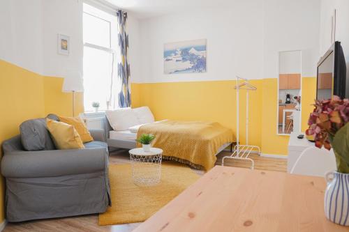 FULL HOUSE Studios - Yellow Apartment - Nescafe in Alte Neustadt