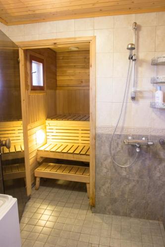 2 bedrooms, 5 beds