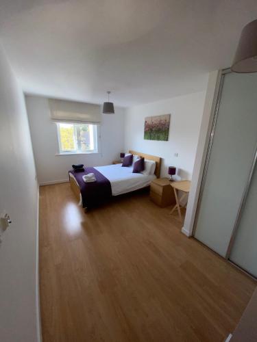 Woking Stylish and Modern 2 bedroom Apartment