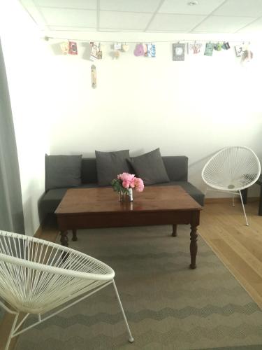 Logement cosy verdoyant RDC avec piscine in Charmes Sur Rhone