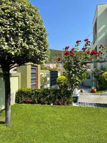  Pall's Minimal Apartment in Néa Péramos