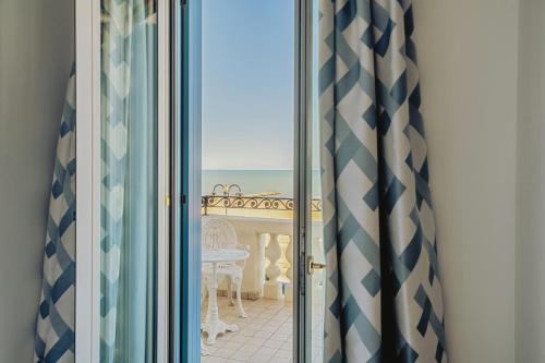 Junior Suite with Sea View image 6