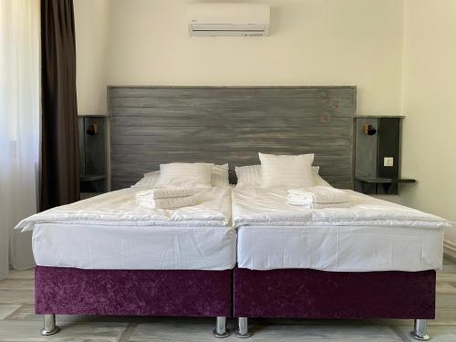 1 queen bed, 1 sofa bed