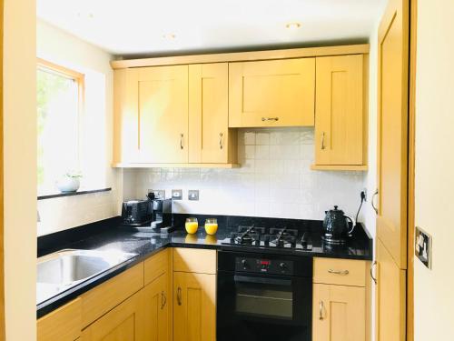köök, Luxury, private, secure self-contained Coach House, near Wythall and close to the NEC in Dorridge