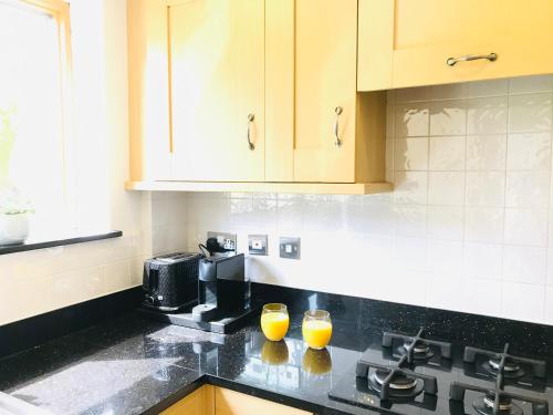 köök, Luxury, private, secure self-contained Coach House, near Wythall and close to the NEC in Dorridge