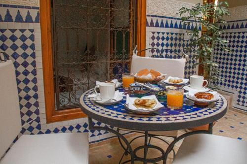 Essen und Erfrischungen, Riad Dar Tamlil in Marrakesch