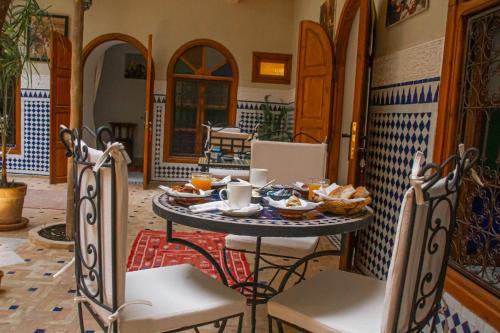 Essen und Erfrischungen, Riad Dar Tamlil in Marrakesch