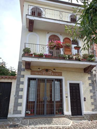 Casa Zola.