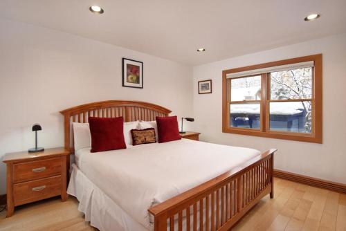 Ute Condominiums Unit 204, Condo with Fireplace & Parking thumb 4
