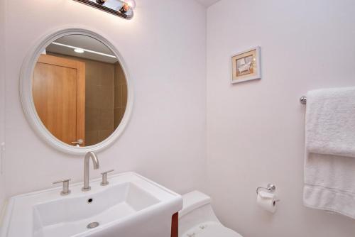 Ute Condominiums Unit 204, Condo with Fireplace & Parking – Aspen, CO