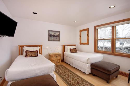 Ute Condominiums Unit 204 Condo with Fireplace & Parking