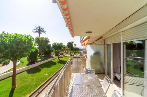 . Residencial Costamar next Bcn, 50m beach with swimming pool