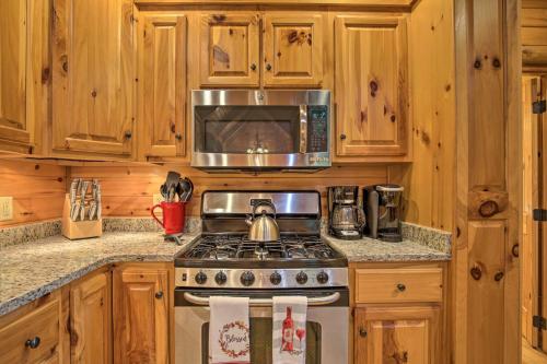 Blue Ridge Cabin Chasing Dreams with Hot Tub - image 6
