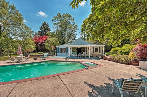 Pool and Courtyard Timeless Home in Lansdale in 其他地區