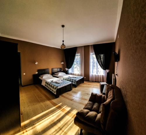 2 twin beds, 1 sofa bed