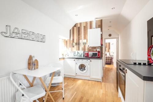 кухня, Redlands Country Lodge Apartments with Hot Tubs in Ladybank