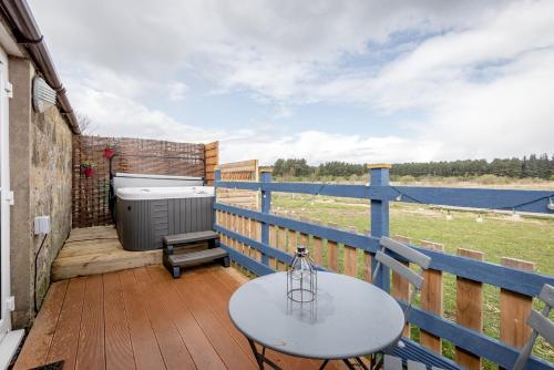 Зручності, Redlands Country Lodge Apartments with Hot Tubs in Ladybank