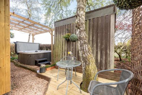 Зручності, Redlands Country Lodge Apartments with Hot Tubs in Ladybank
