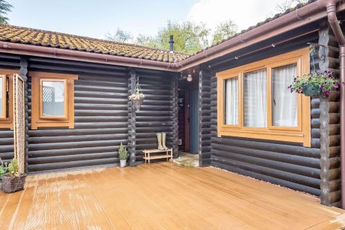 Вхід, Redlands Country Lodge Apartments with Hot Tubs in Ladybank