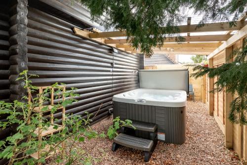 Зручності, Redlands Country Lodge Apartments with Hot Tubs in Ladybank