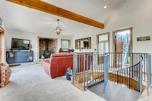 Tree House Cabin Unique 2 BDR Home with Shared Hot Tub - main image