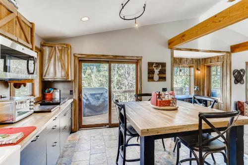 Tree House Cabin Unique 2 BDR Home with Shared Hot Tub - image 5