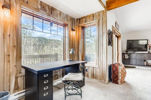 Tree House Cabin Unique 2 BDR Home with Shared Hot Tub - image 6