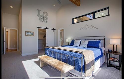 The Heartstone Mountain Chalet Private Hot Tub and Quandary Views - image 3